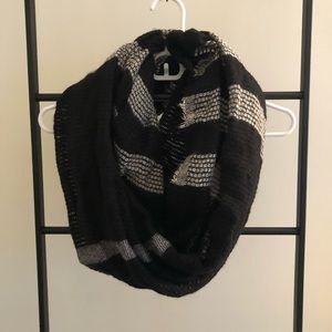 Black/white infinity scarf